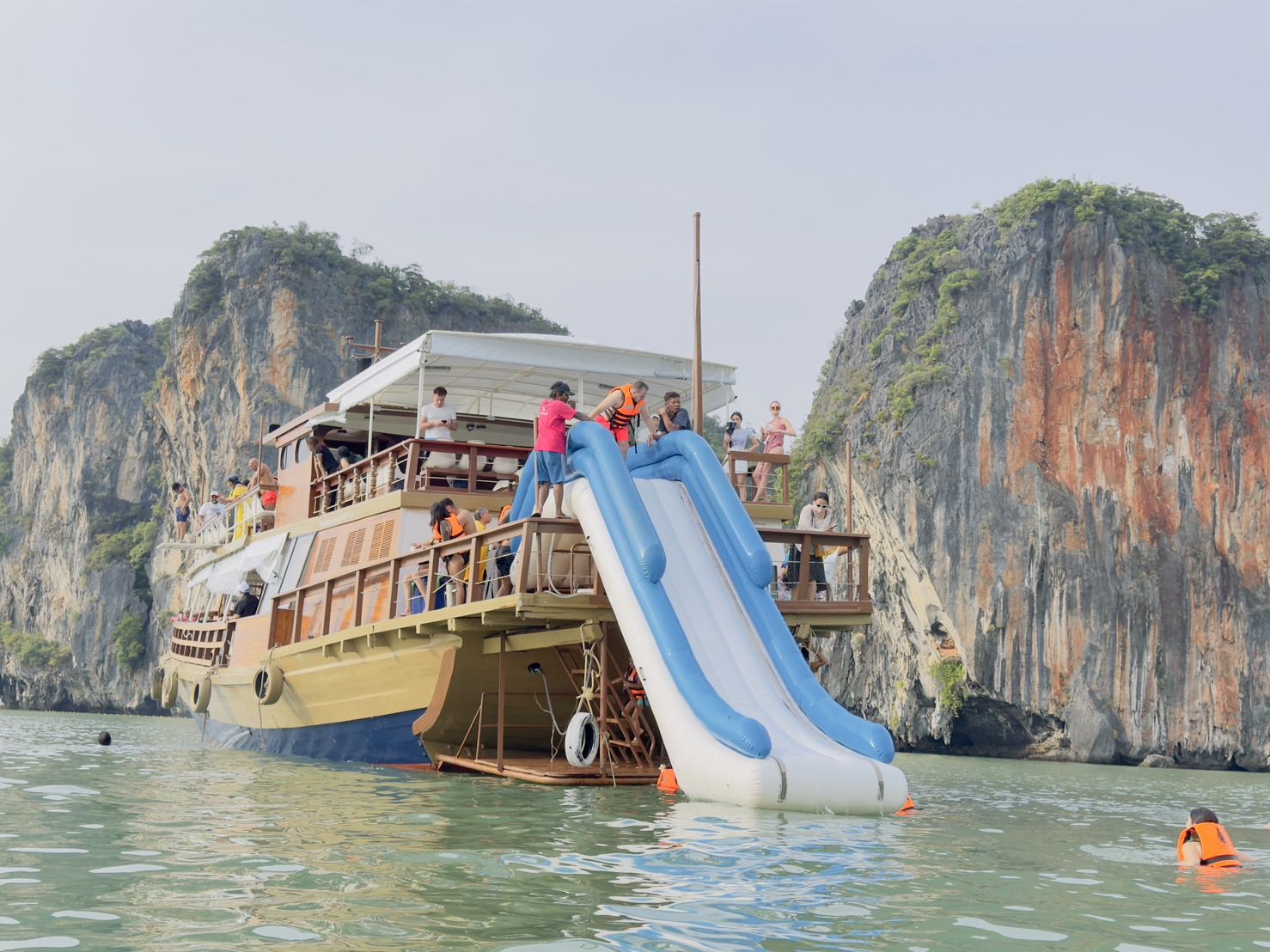 Jamesbond islands with Big Boat Free slider