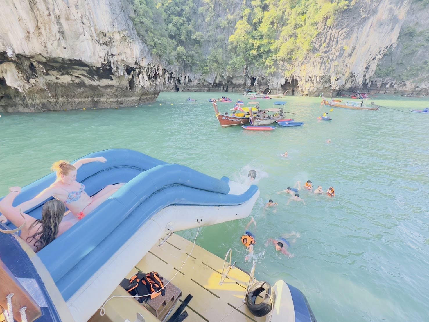 Jamesbond islands with Big Boat Free slider